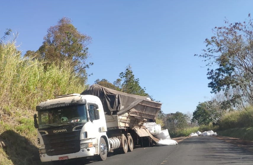 Carga cai de caminhão no Contorno Norte de Apucarana