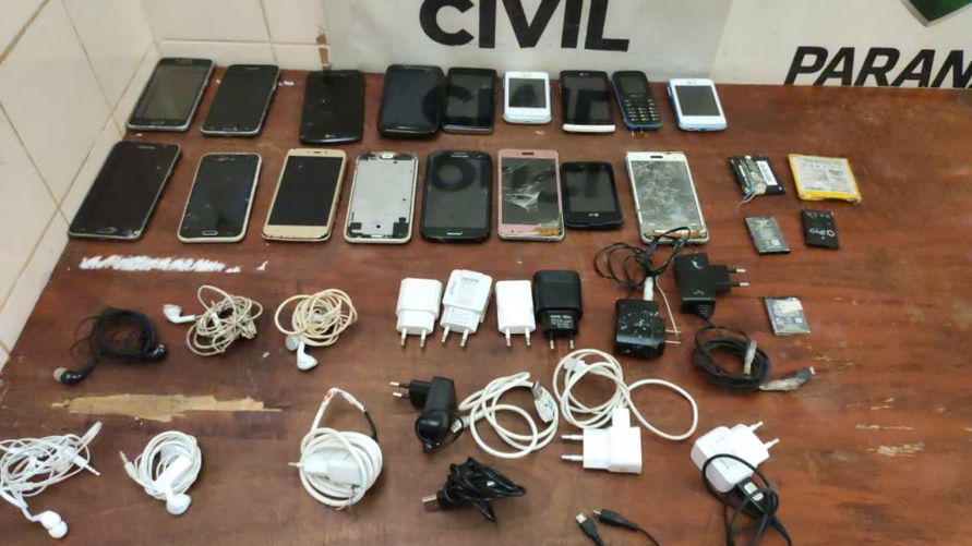 17 celulares e alguns objetos metálicos são encontrados na cadeia