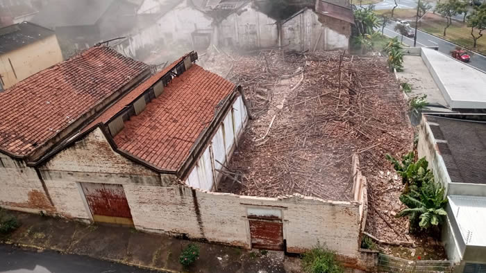 Barracões desabam no Centro da cidade de Londrina