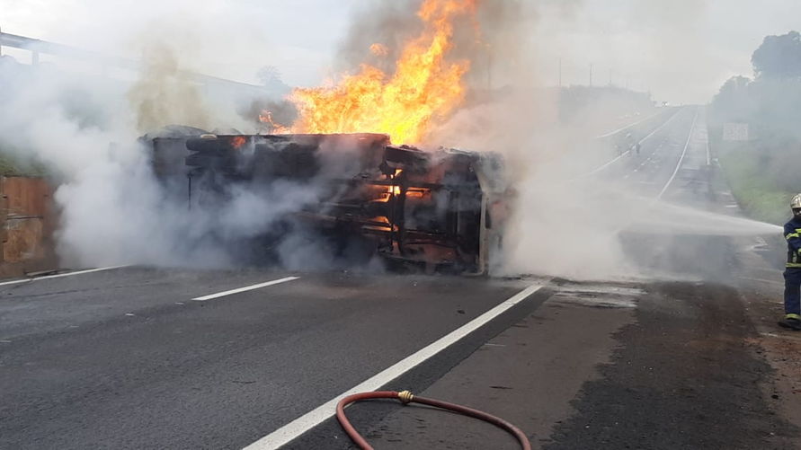 Após tombar, caminhão pega fogo em Alto Paraná; assista