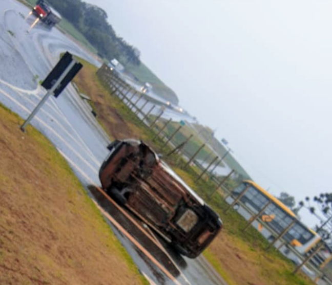 Carro capota em trevo de acesso ao aeroporto de Apucarana