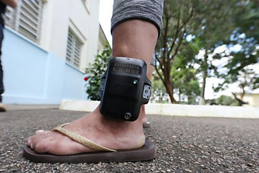 Jovem se recusa a devolver tornozeleira eletrônica à Justiça