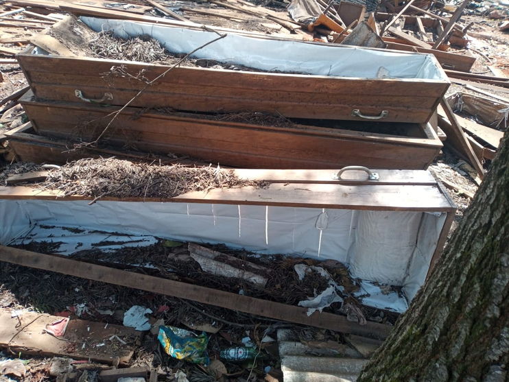 Morador de Arapongas fotografa caixões jogados em terreno baldio