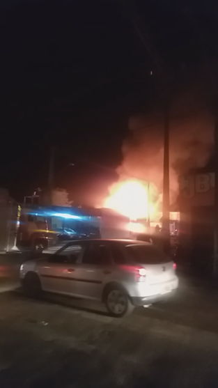 Incêndio na Avenida Maracanã mobiliza bombeiros em Arapongas