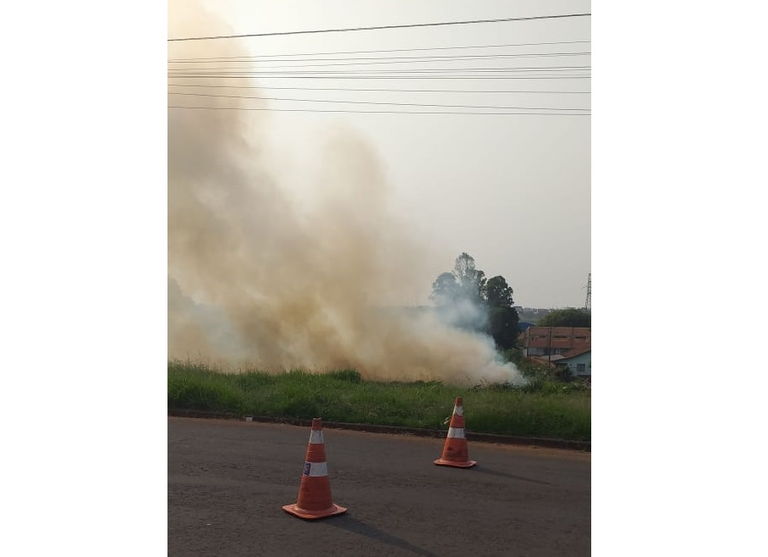 Fogo no mato gera grande fumaça na região do Jardim Ponta Grossa; veja