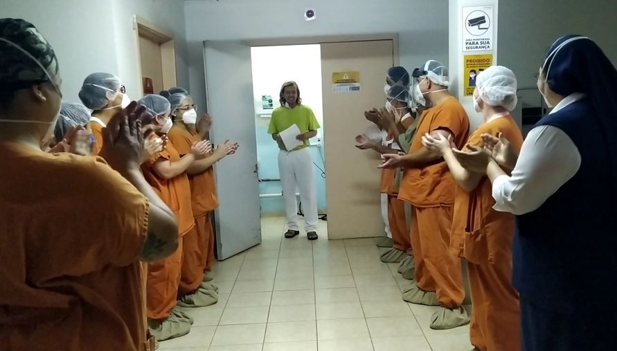 Paciente canta para a equipe do Hospital da Providência em forma de agradecimento