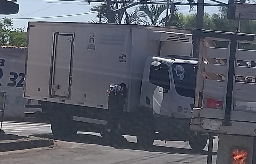 Moto fica pendurada em caminhão após acidente em Arapongas