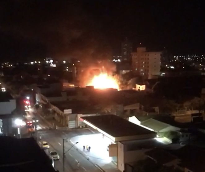 Bombeiros controlam incêndio no centro de Arapongas; assista