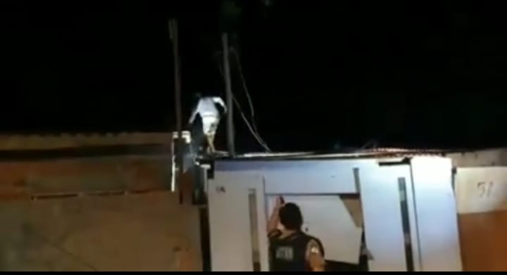 Suspeito de furto cai do telhado fugindo da PM em Londrina; Vídeo