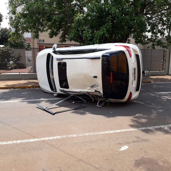 Carro capota após acidente no centro de Arapongas