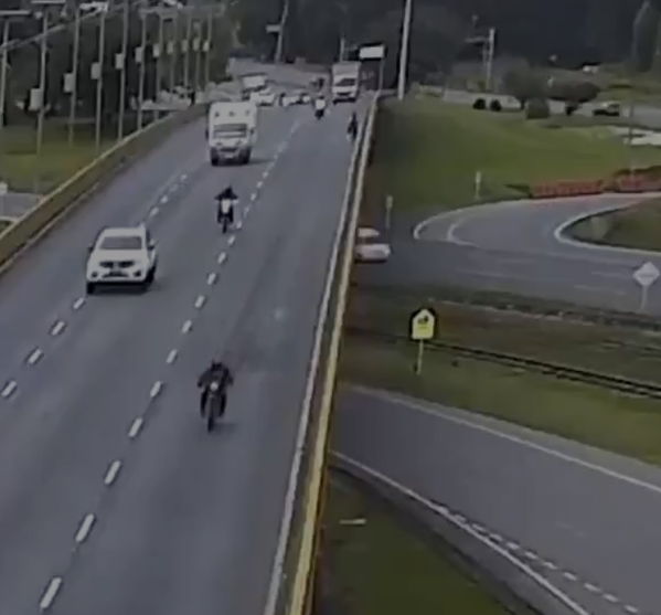 Ciclista morre após ser atropelado por caminhão e cair de viaduto; assista