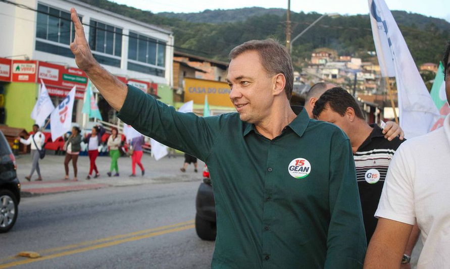 Candidato à reeleição, prefeito de Florianópolis é internado com covid-19