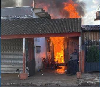 Residência pega fogo e fica completamente destruída em Rolândia; Assista