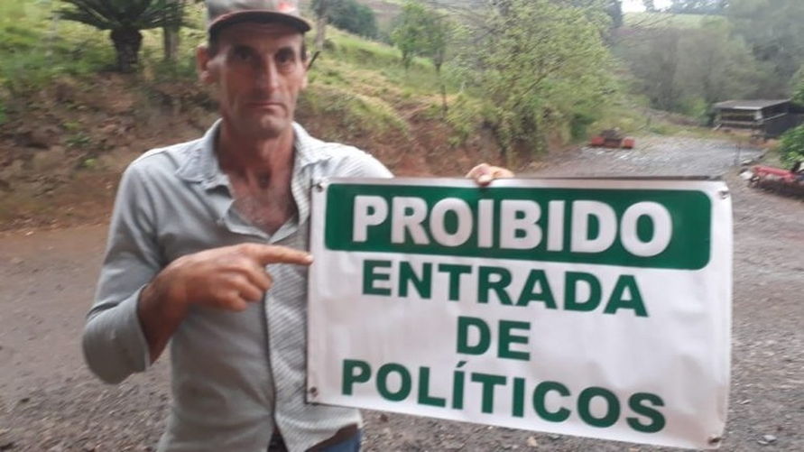 Agricultor coloca placa em propriedade, proibindo a entrada de políticos