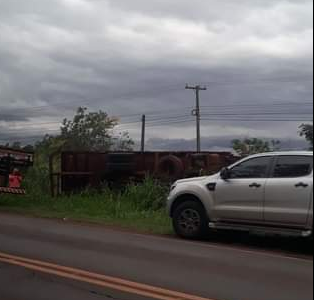 Caminhão carregado de madeira tomba na rodovia entre Arapongas e Sabáudia