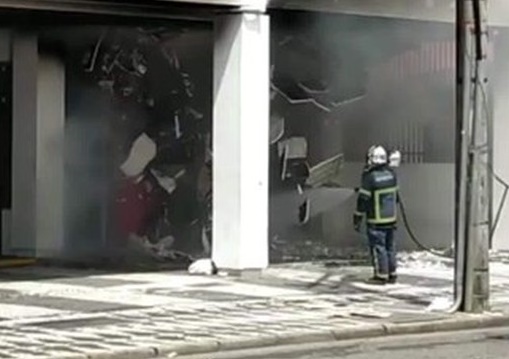 Incêndio destrói fachada de agência bancária