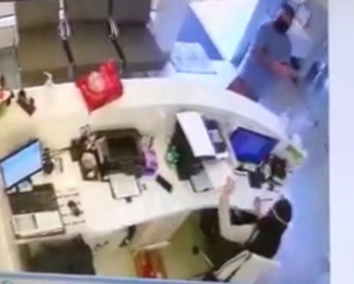 Ladrão passa álcool gel nas mãos antes de roubar clínica no Paraná; assista