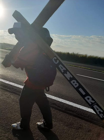 Devoto sai a pé do interior do Paraná carregando cruz rumo a Aparecida do Norte