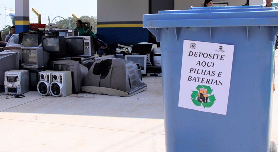 Arapongas realiza ação de recolhimento de lixo eletrônico e doações de brinquedos