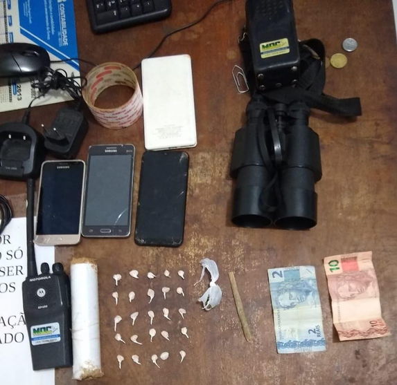 Polícia prende dois com drogas e materiais para o tráfico