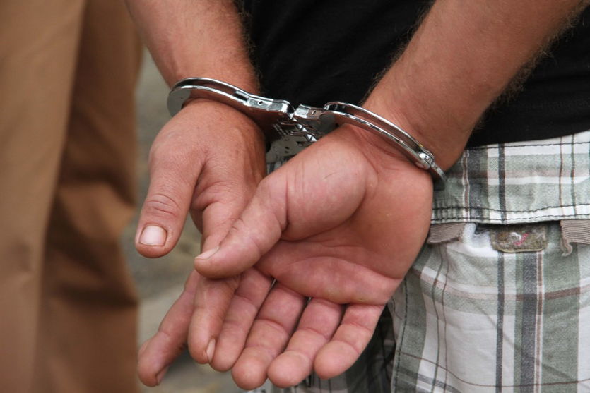 Após denúncia, jovem é preso vendendo maconha em terreno baldio