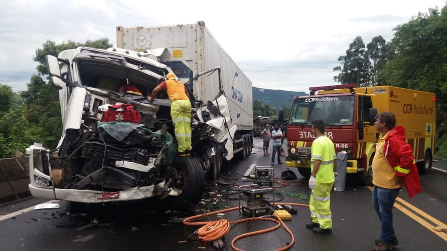 Motorista sofre ferimentos graves após colisão entre caminhões