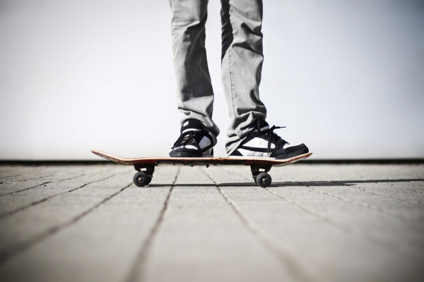 Adolescente que andava de skate é atropelado; motorista foge