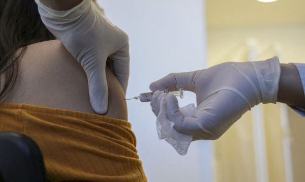 Fiocruz quer vacinação este mês e tem aval para importar 2 milhões de doses