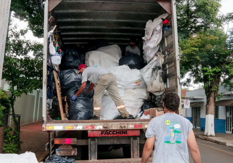 Casos suspeitos de covid afetam serviço de coleta de recicláveis