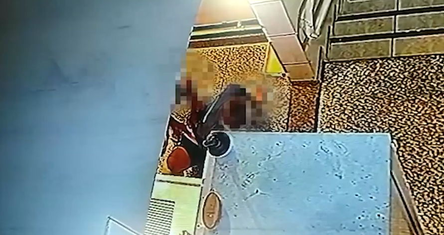 Imagens de segurança flagram homem queimando adolescente com isqueiro; Vídeo
