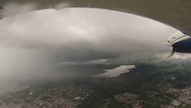 Sanepar usa avião para fazer chover na região metropolitana de Curitiba para aliviar a crise da falta de água