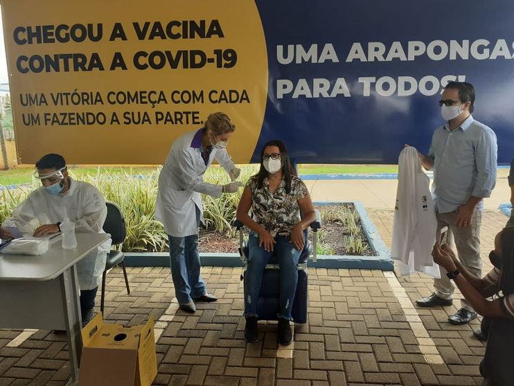 Profissional da saúde de 66 anos é a primeira araponguense vacinada contra covid
