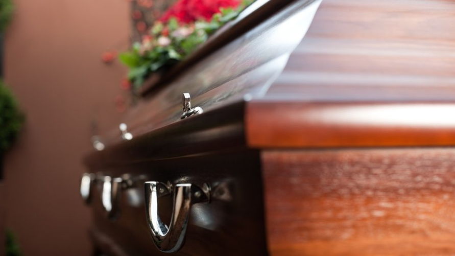 Família enterra suposta parente morta por covid que reaparece viva