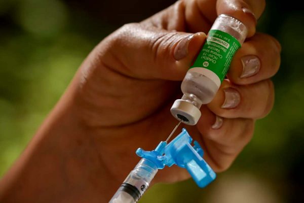 Governo pede à AstraZeneca rapidez na remessa de vacinas
