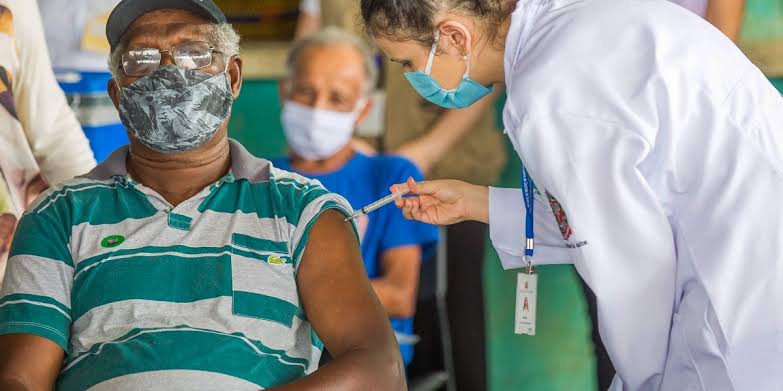 Número de vacinados contra a covid-19 no Brasil chega a 580.806 pessoas
