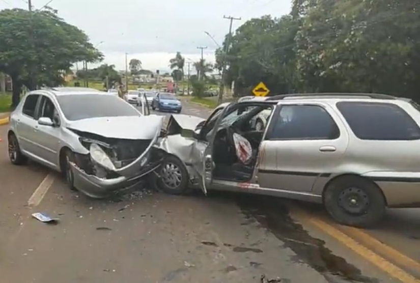 Uma colisão entre dois carros é registrada neste domingo em Apucarana