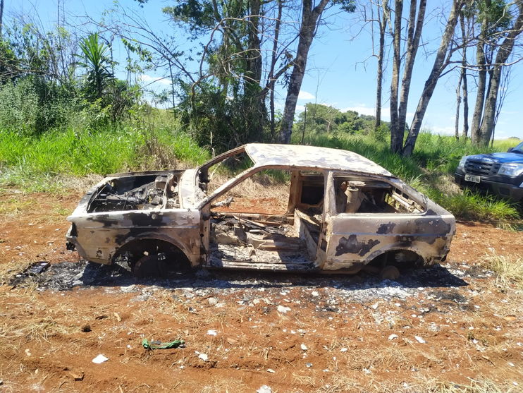 Veículo roubado de chácara é encontrado queimado
