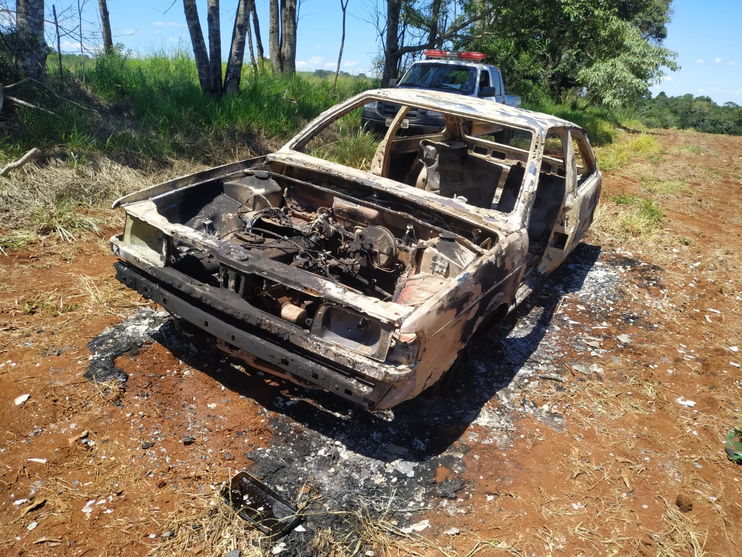 Veículo roubado de chácara é encontrado queimado; assista