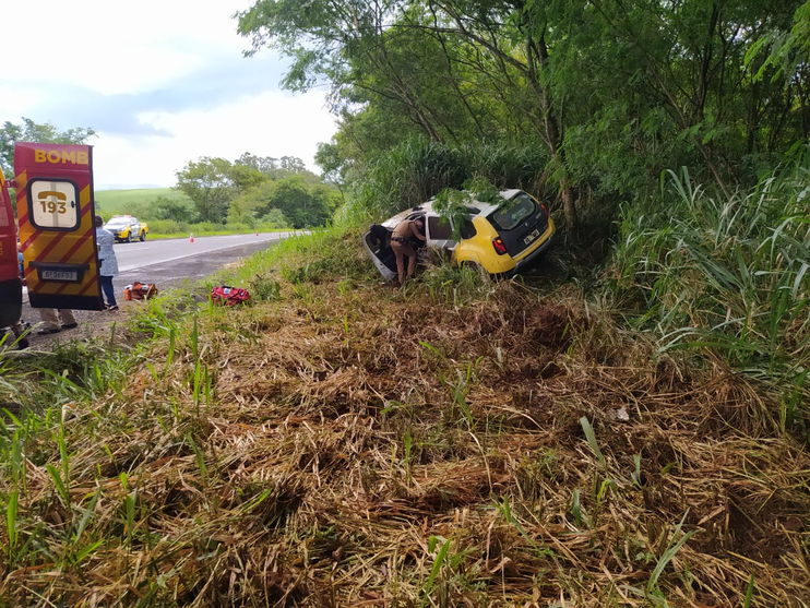 Viatura da Polícia Militar sofre acidente na PR-272 em Cruzmaltina