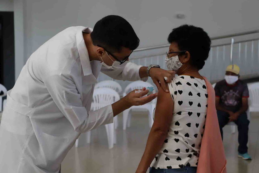 A vacinação acontece no Centro Cultural e Drive Thru, das 9 às 14 horas