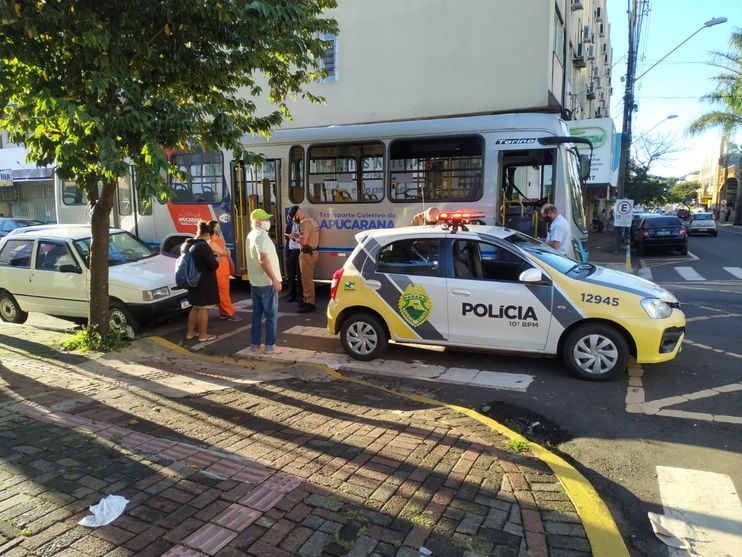 Acidente envolve ônibus e dois carros em Apucarana; veja