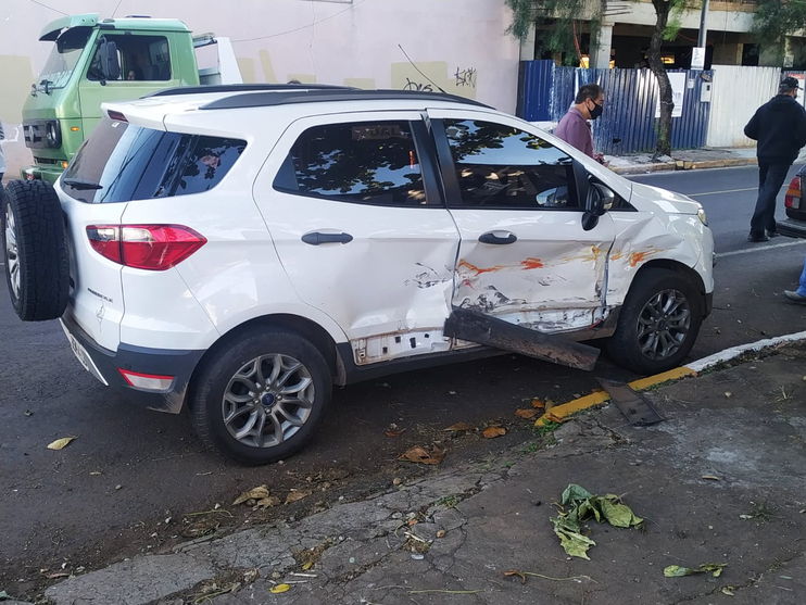 Acidente envolve três carros no centro de Apucarana