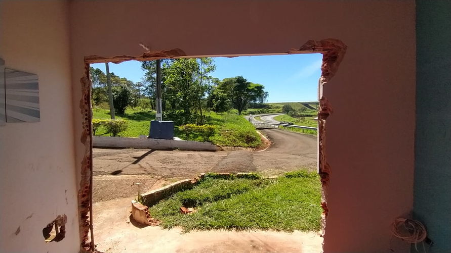 Após carro invadir casa em Apucarana, parede é reformada