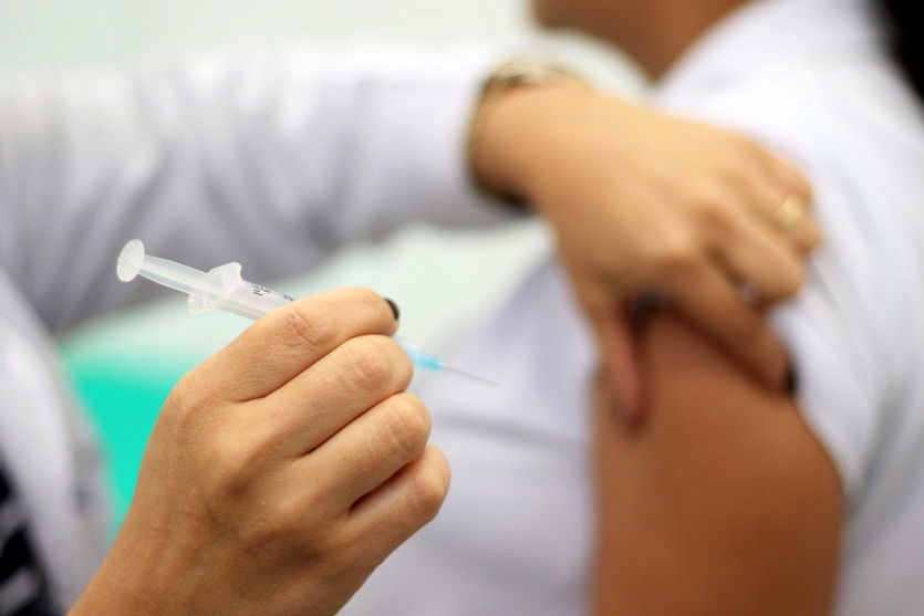 Arapongas inicia vacinação para idosos acima dos 85