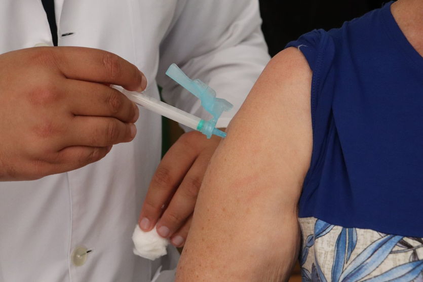Arapongas vacina idosos com mais de 68 anos nesta terça