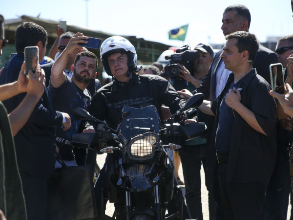 Bolsonaro diz que passeará com 'mais de mil motos' domingo