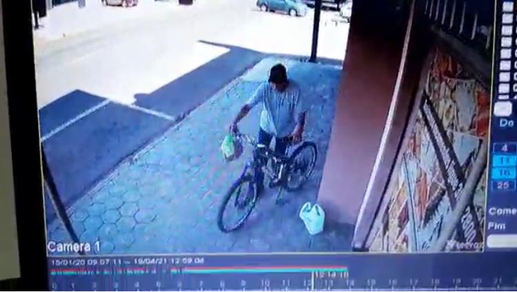 Câmera de segurança registra furto de bicicleta; veja