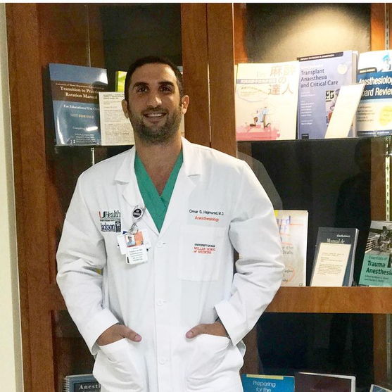 Conhecido por Doctor Ohaj, o médico e influenciador Omar Hajmurad faz sucesso pelo mundo