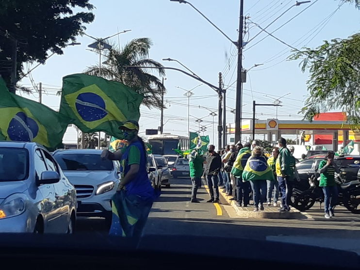 'Eu Autorizo Presidente'; araponguenses realizam protesto