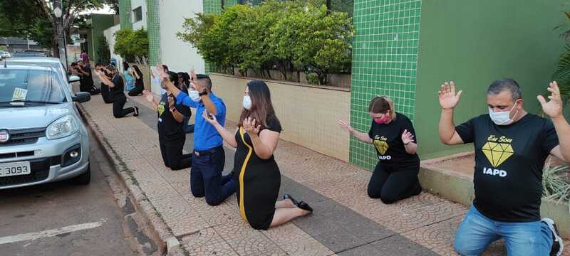 Grupo faz orações de joelhos em frente a hospitais de Maringá e região